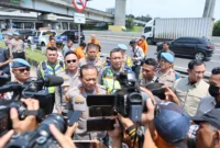 Kapolda Metro Jaya bersama Basarnas meninjau Pos Pelayanan Cikunir saat Operasi Ketupat Jaya 2026. (Posnews/Ist)