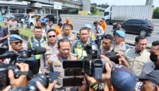 Kapolda Metro Jaya bersama Basarnas meninjau Pos Pelayanan Cikunir saat Operasi Ketupat Jaya 2026. (Posnews/Ist)