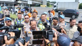 Kapolda Metro Jaya bersama Basarnas meninjau Pos Pelayanan Cikunir saat Operasi Ketupat Jaya 2026. (Posnews/Ist)