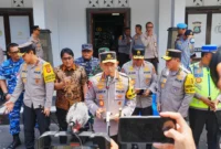 Kapolri Jenderal Pol Listyo Sigit Prabowo meninjau kesiapan arus balik Lebaran 2026 di kawasan wisata Bali sambil mengingatkan potensi cuaca ekstrem. (Posnews/Ist)