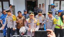 Kapolri Jenderal Pol Listyo Sigit Prabowo meninjau kesiapan arus balik Lebaran 2026 di kawasan wisata Bali sambil mengingatkan potensi cuaca ekstrem. (Posnews/Ist)