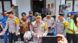 Kapolri Jenderal Pol Listyo Sigit Prabowo meninjau kesiapan arus balik Lebaran 2026 di kawasan wisata Bali sambil mengingatkan potensi cuaca ekstrem. (Posnews/Ist)