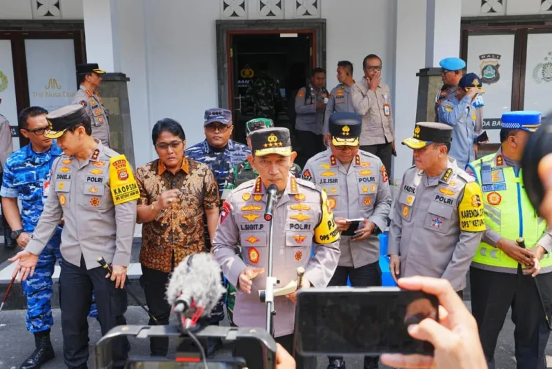 Kapolri Jenderal Pol Listyo Sigit Prabowo meninjau kesiapan arus balik Lebaran 2026 di kawasan wisata Bali sambil mengingatkan potensi cuaca ekstrem. (Posnews/Ist)