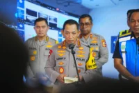 Kapolri Jenderal Pol Listyo Sigit Prabowo meninjau kondisi arus balik kendaraan di command center tol Jatiasih Bekasi pada Lebaran 2026. (Posnews/Ist)