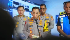 Kapolri Jenderal Pol Listyo Sigit Prabowo meninjau kondisi arus balik kendaraan di command center tol Jatiasih Bekasi pada Lebaran 2026. (Posnews/Ist)