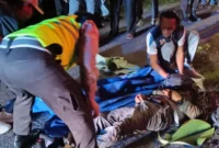 Mobil Toyota Fortuner rusak parah usai menabrak sejumlah sepeda motor dalam kecelakaan beruntun di kawasan Pantai Indah Kapuk Jakarta Utara pada malam hari. (Posnews/MR)