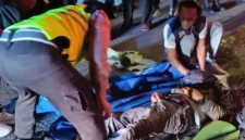 Mobil Toyota Fortuner rusak parah usai menabrak sejumlah sepeda motor dalam kecelakaan beruntun di kawasan Pantai Indah Kapuk Jakarta Utara pada malam hari. (Posnews/MR)