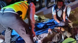 Mobil Toyota Fortuner rusak parah usai menabrak sejumlah sepeda motor dalam kecelakaan beruntun di kawasan Pantai Indah Kapuk Jakarta Utara pada malam hari. (Posnews/MR)