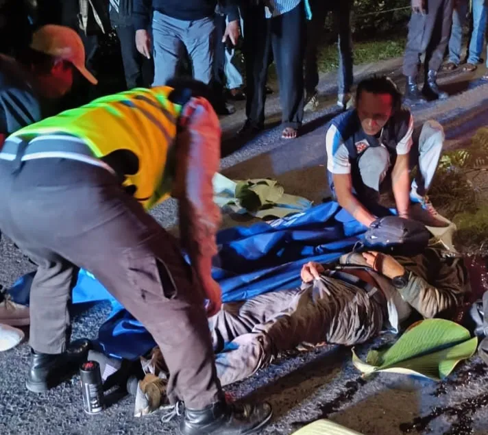 Mobil Toyota Fortuner rusak parah usai menabrak sejumlah sepeda motor dalam kecelakaan beruntun di kawasan Pantai Indah Kapuk Jakarta Utara pada malam hari. (Posnews/MR)