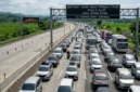 Kendaraan pemudik melaju di jalur one way nasional Tol Trans Jawa saat puncak arus mudik Lebaran 2026. (Posnews/Net)