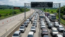 Kendaraan pemudik melaju di jalur one way nasional Tol Trans Jawa saat puncak arus mudik Lebaran 2026. (Posnews/Net)