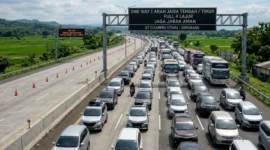 Kendaraan pemudik melaju di jalur one way nasional Tol Trans Jawa saat puncak arus mudik Lebaran 2026. (Posnews/Net)