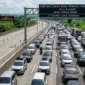 Kendaraan pemudik melaju di jalur one way nasional Tol Trans Jawa saat puncak arus mudik Lebaran 2026. (Posnews/Net)