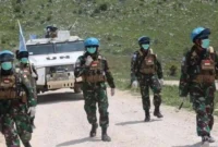 Pasukan TNI yang tergabung dalam misi UNIFIL di Lebanon Selatan dengan latar kendaraan militer dan suasana wilayah konflik. (Posnews/Ist)