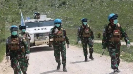 Pasukan TNI yang tergabung dalam misi UNIFIL di Lebanon Selatan dengan latar kendaraan militer dan suasana wilayah konflik. (Posnews/Ist)