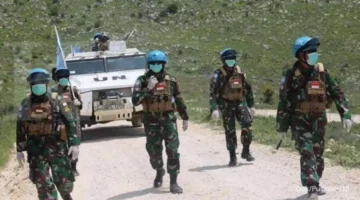 Pasukan TNI yang tergabung dalam misi UNIFIL di Lebanon Selatan dengan latar kendaraan militer dan suasana wilayah konflik. (Posnews/Ist)