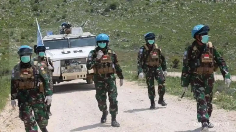 Pasukan TNI yang tergabung dalam misi UNIFIL di Lebanon Selatan dengan latar kendaraan militer dan suasana wilayah konflik. (Posnews/Ist)