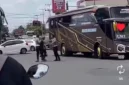 Bus pariwisata menabrak anggota polisi saat razia lalu lintas di Simpang Lima Tugu Pendekar Madiun hingga korban mengalami patah kaki. (Posnews/Ist)