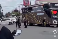 Bus pariwisata menabrak anggota polisi saat razia lalu lintas di Simpang Lima Tugu Pendekar Madiun hingga korban mengalami patah kaki. (Posnews/Ist)