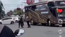 Bus pariwisata menabrak anggota polisi saat razia lalu lintas di Simpang Lima Tugu Pendekar Madiun hingga korban mengalami patah kaki. (Posnews/Ist)