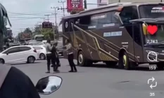 Polisi Ditabrak Bus Pariwisata di Madiun, Kaki Patah – Sopir Nekat Terobos Larangan