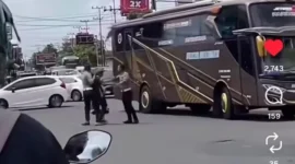 Bus pariwisata menabrak anggota polisi saat razia lalu lintas di Simpang Lima Tugu Pendekar Madiun hingga korban mengalami patah kaki. (Posnews/Ist)