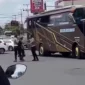 Bus pariwisata menabrak anggota polisi saat razia lalu lintas di Simpang Lima Tugu Pendekar Madiun hingga korban mengalami patah kaki. (Posnews/Ist)