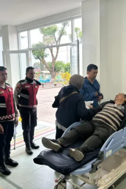 Aksi Satas Polri Selamatkan Pengendara Lansia Pingsan dan Muntah Darah di Gunung Mas Bogor