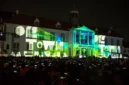 Keramaian wisatawan di kawasan Kota Tua Jakarta saat libur Lebaran 2026 dengan pertunjukan lighting art di malam hari. Dok: Kominfo