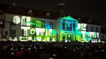 Keramaian wisatawan di kawasan Kota Tua Jakarta saat libur Lebaran 2026 dengan pertunjukan lighting art di malam hari. Dok: Kominfo