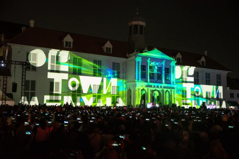 Keramaian wisatawan di kawasan Kota Tua Jakarta saat libur Lebaran 2026 dengan pertunjukan lighting art di malam hari. Dok: Kominfo