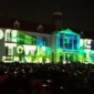 Keramaian wisatawan di kawasan Kota Tua Jakarta saat libur Lebaran 2026 dengan pertunjukan lighting art di malam hari. Dok: Kominfo