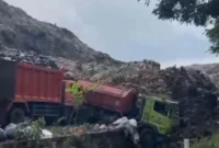Longsor tumpukan sampah di TPST Bantargebang Bekasi menimpa truk pengangkut. (Posnews/Ist)
