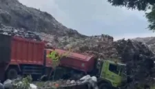 Longsor tumpukan sampah di TPST Bantargebang Bekasi menimpa truk pengangkut. (Posnews/Ist)