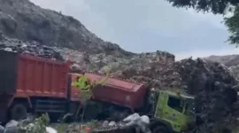 Longsor tumpukan sampah di TPST Bantargebang Bekasi menimpa truk pengangkut. (Posnews/Ist)