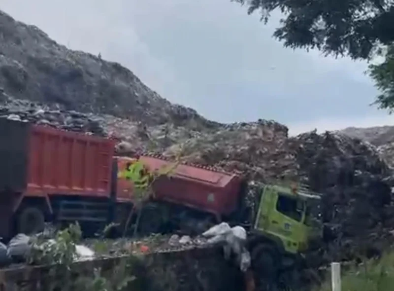 Longsor tumpukan sampah di TPST Bantargebang Bekasi menimpa truk pengangkut. (Posnews/Ist)