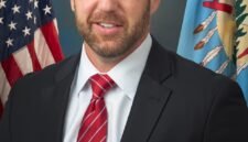 Konfrontasi di Capitol Hill. Calon Kepala Keamanan Dalam Negeri (DHS) Markwayne Mullin menjauhkan diri dari kebijakan pendahulunya yang kontroversial sambil menghadapi cecaran tajam dari Senator Rand Paul. Dok: Istimewa.