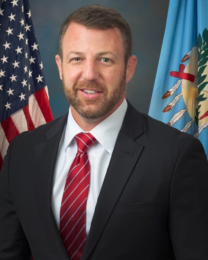 Konfrontasi di Capitol Hill. Calon Kepala Keamanan Dalam Negeri (DHS) Markwayne Mullin menjauhkan diri dari kebijakan pendahulunya yang kontroversial sambil menghadapi cecaran tajam dari Senator Rand Paul. Dok: Istimewa.