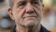 Aliansi di tengah api. Presiden Iran Masoud Pezeshkian menegaskan hak alami negaranya untuk membela diri, sementara Pakistan menyatakan dukungan penuh terhadap kedaulatan Teheran dalam menghadapi agresi AS-Israel. Dok: Istimewa.