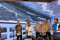 Menteri Perhubungan Dudy Purwagandhi meninjau arus balik Lebaran 2026 di command center tol Bekasi untuk memastikan kelancaran lalu lintas. (Posnews/Ist)