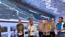 Menteri Perhubungan Dudy Purwagandhi meninjau arus balik Lebaran 2026 di command center tol Bekasi untuk memastikan kelancaran lalu lintas. (Posnews/Ist)