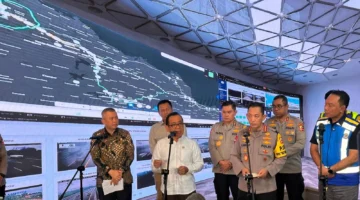 Menteri Perhubungan Dudy Purwagandhi meninjau arus balik Lebaran 2026 di command center tol Bekasi untuk memastikan kelancaran lalu lintas. (Posnews/Ist)