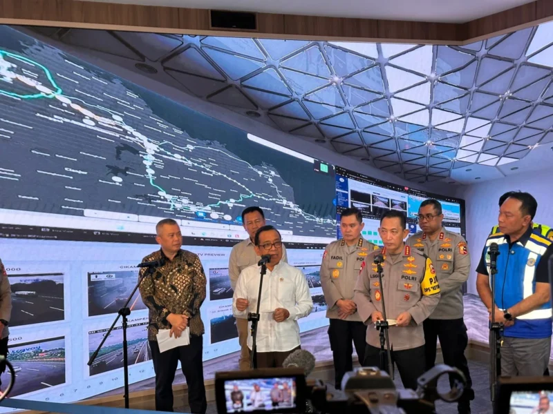 Menteri Perhubungan Dudy Purwagandhi meninjau arus balik Lebaran 2026 di command center tol Bekasi untuk memastikan kelancaran lalu lintas. (Posnews/Ist)
