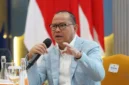 Menteri P2MI Mukhtarudin memberikan keterangan terkait keamanan pekerja migran Indonesia di Timur Tengah di tengah konflik AS–Israel dan Iran. (Posnews/P2MI)