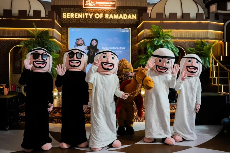 Dekorasi Ramadan bernuansa Timur Tengah di Summarecon Mall Kelapa Gading dengan ornamen lentera dan replika unta. (Posnews/MR)