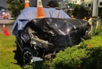 Minibus rusak parah usai menabrak empat sepeda motor dalam kecelakaan maut di kawasan Pantai Indah Kapuk Jakarta Utara pada malam hari. (Posnews/TMC PMJ)
