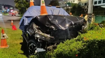 Minibus rusak parah usai menabrak empat sepeda motor dalam kecelakaan maut di kawasan Pantai Indah Kapuk Jakarta Utara pada malam hari. (Posnews/TMC PMJ)