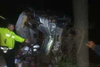 Mobil travel Elf ringsek setelah terjun ke jurang di Majalengka menewaskan enam pemudik pada arus balik Lebaran 2026. (Posnews/Ist)