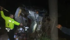 Mobil travel Elf ringsek setelah terjun ke jurang di Majalengka menewaskan enam pemudik pada arus balik Lebaran 2026. (Posnews/Ist)