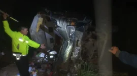 Mobil travel Elf ringsek setelah terjun ke jurang di Majalengka menewaskan enam pemudik pada arus balik Lebaran 2026. (Posnews/Ist)